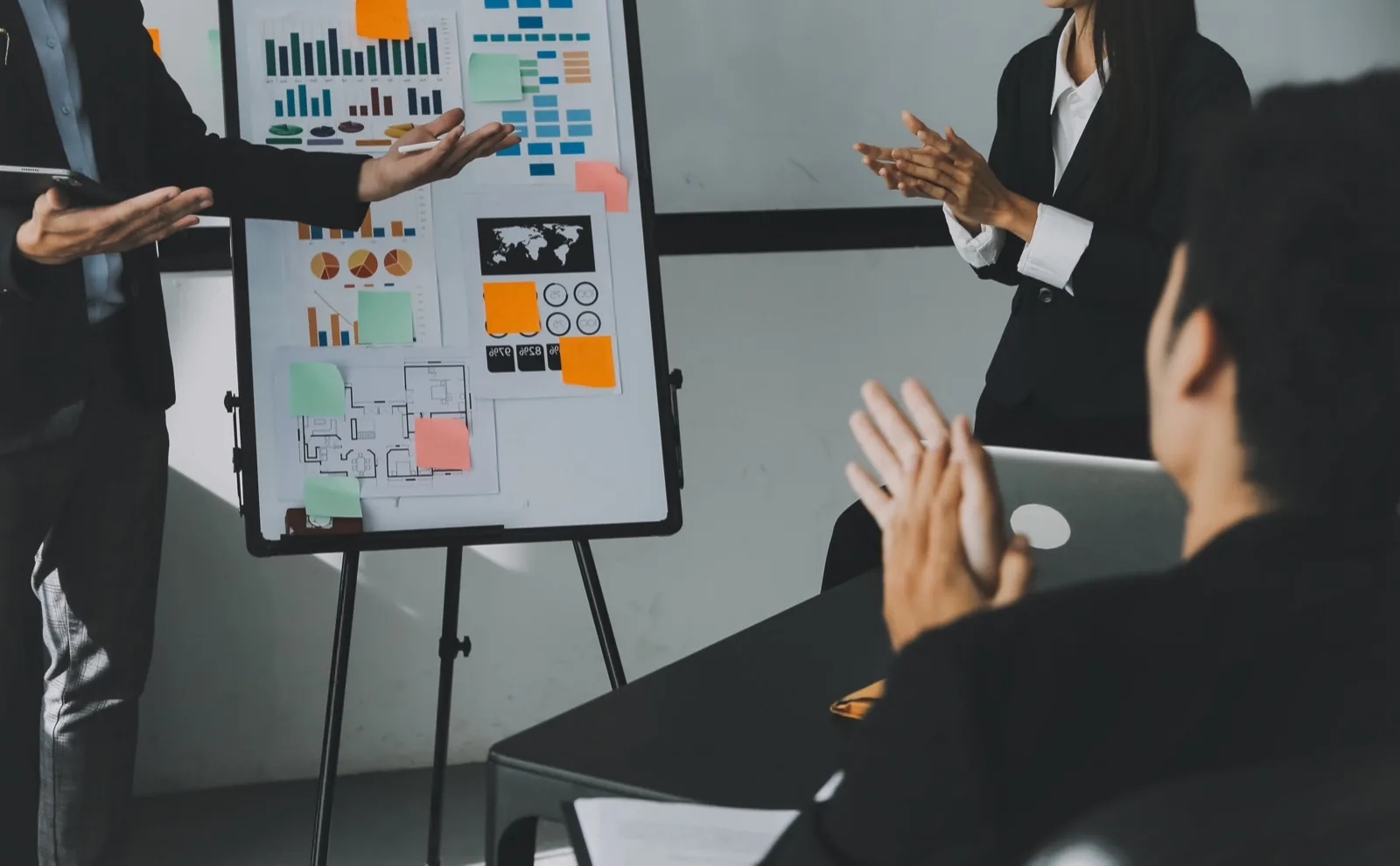 Équipe en réunion analysant des données financières et un plan d'action chiffré