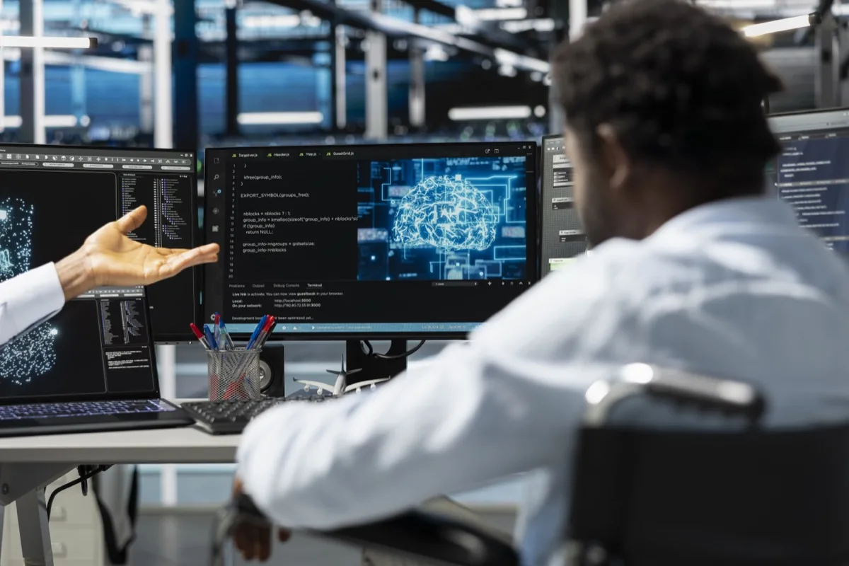 Technicien supervisant une infrastructure d'intelligence artificielle en salle serveur