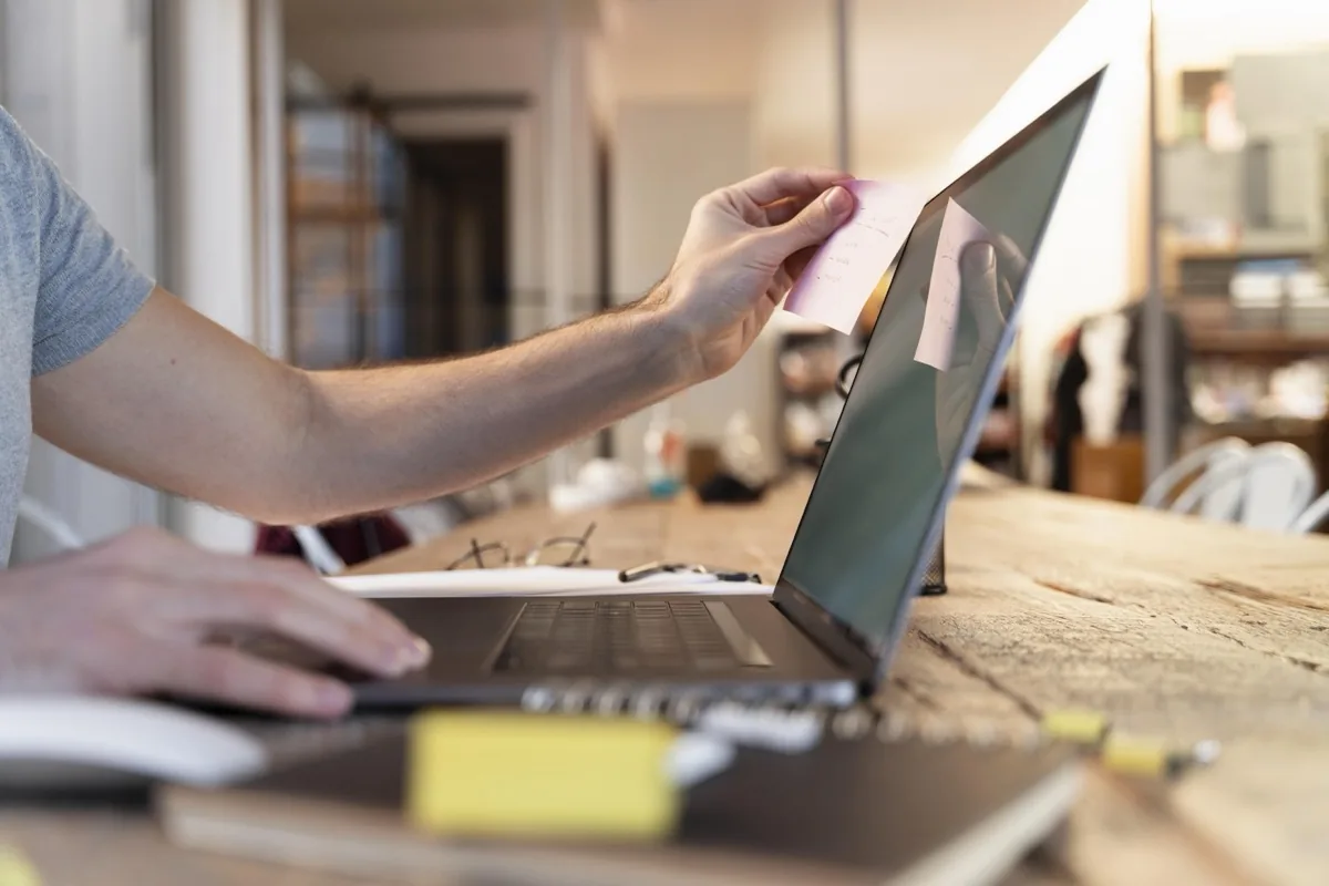 Développeur concevant un outil digital sur-mesure pour une entreprise